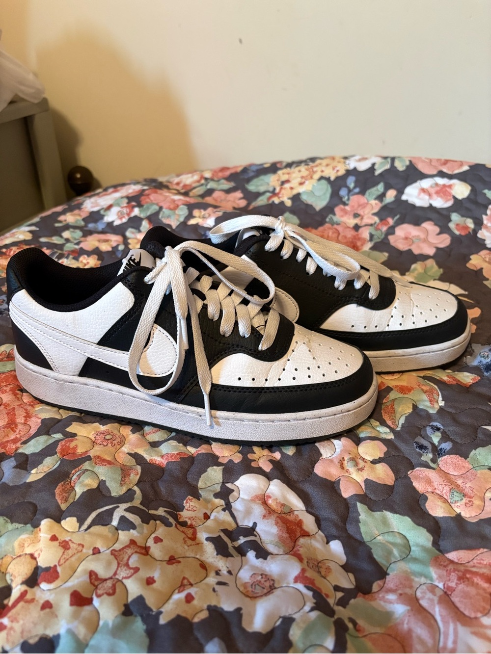 Nike Women’s Black and White Dunks Sneakers size 8